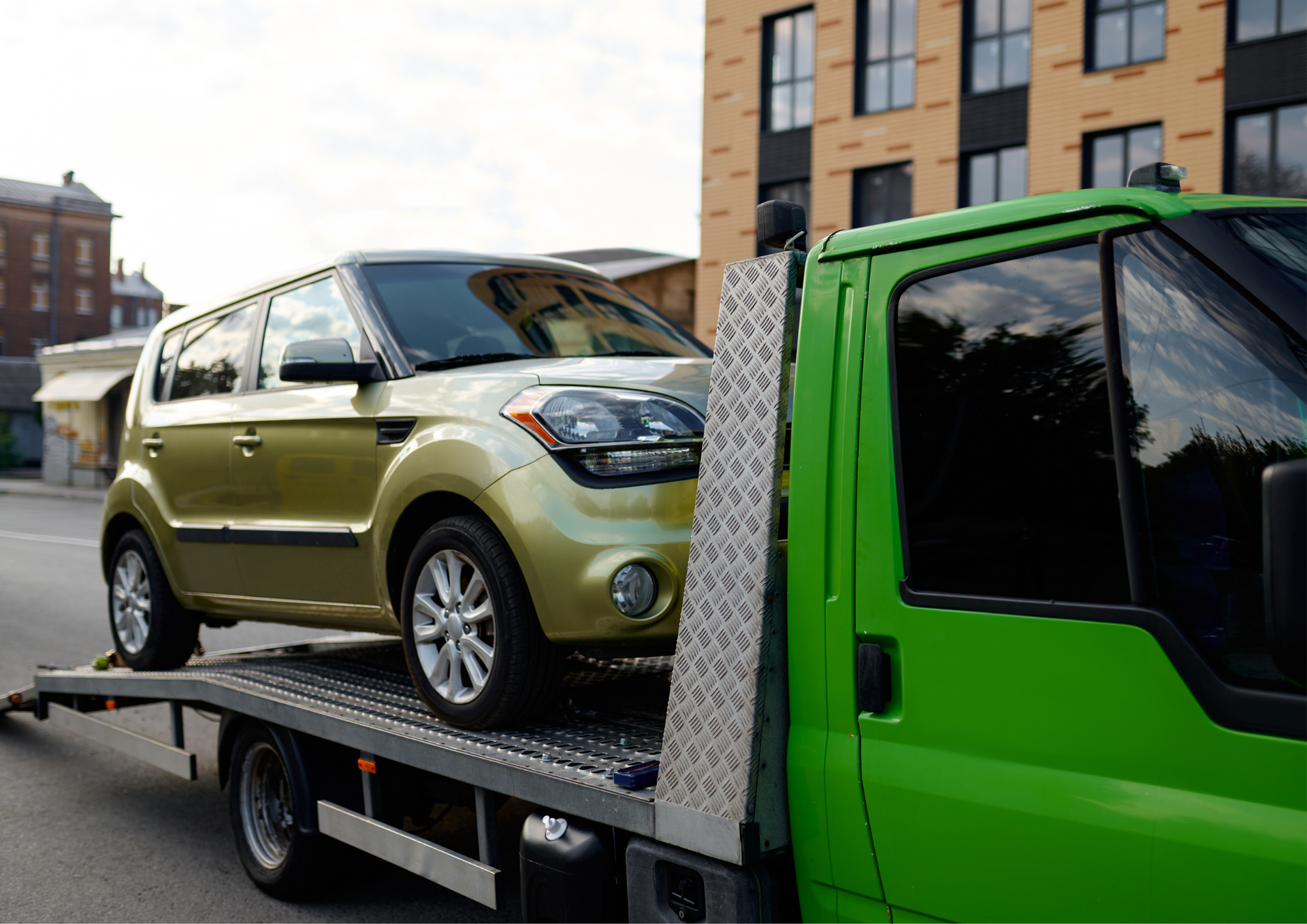 Why and When to Call for a Recovery Truck